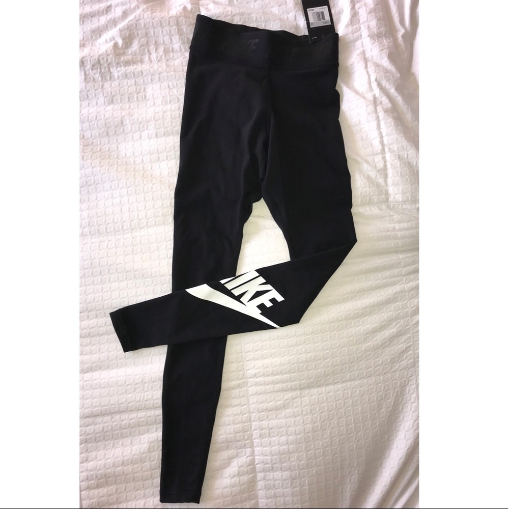 Black and white Nike leggings
